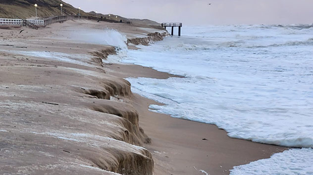 Die Sturmflut hat einiges vom Sandreservoir des Strandes in Westerland auf Sylt mitgenommen.