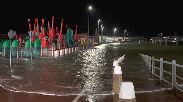 Bereiche des Fähranlegers in Norddeich stehen unter Wasser.
