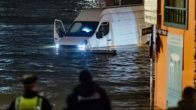  Ein Lieferwagen steht bei einer Sturmflut in der Nähe des Fischmarkts im Wasser der Elbe.