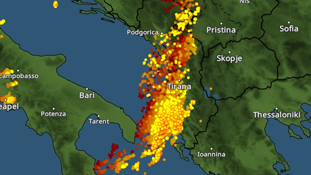 Blitzradar mit zahlreichen Blitzen auf dem Balkan