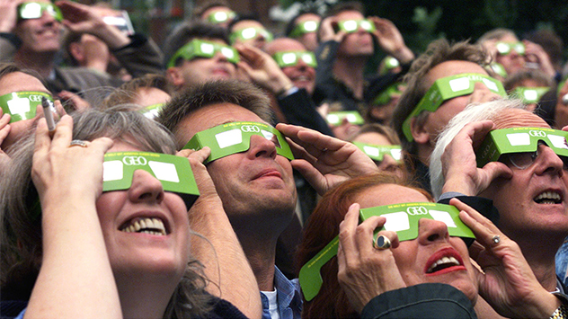 Menschen  beobachten Sonnenfinsternis