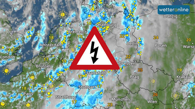 WetterRadar von Deutschland mit zahlreichen Gewitterzellen und Blitzsymbolen. Schauer und Gewitter erstrecken sich vom Westen bis in den Nordosten des Landes.