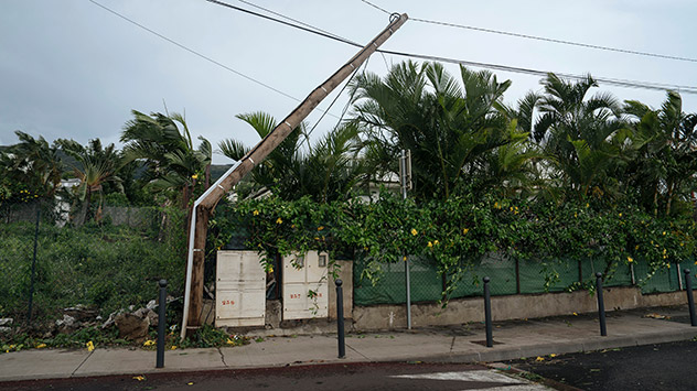 Umgeknickter Strommast auf La Reunion