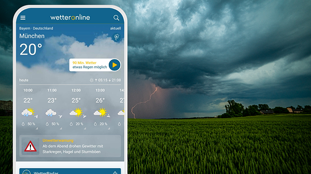 Blitz schlägt in Feld ein. Unwetterwarnung der App ist aktiviert und sichtbar.