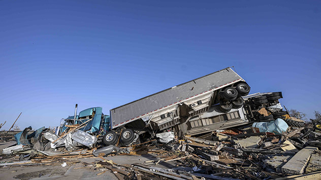 Der Wirbelsturm reißt sogar Trucks mit.