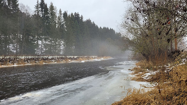 Nachfolgend setzt überall Tauwetter ein. An der Saale bei Hirschberg in Thüringen gibt es noch Eisreste.