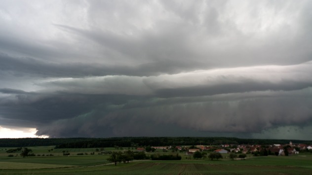 Bedrohliche Gewitterwolke über einem Feld. 