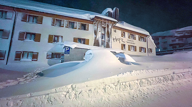 Besonders in den Nachtstunden stürmt es ordentlich. Die Fenster sind teilweise zugeschneit.