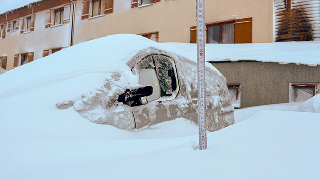 Kräftige Schneefälle mit Sturm halten Österreich auf Trab. Am Arlbergpass liegen um 1 Meter Neuschnee.