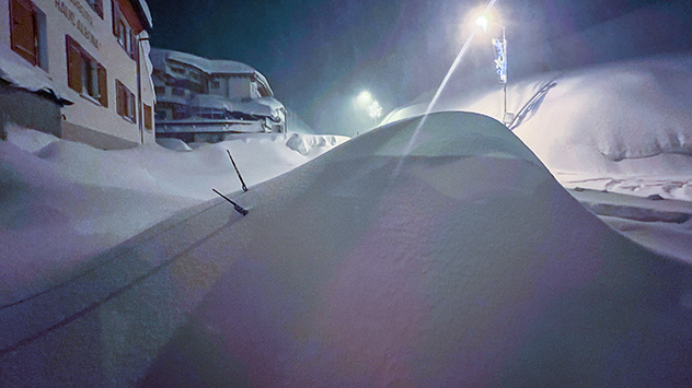 Autos versinken regelrecht unter den Schneemassen. Nur die Scheibenwischer schauen hier hervor.