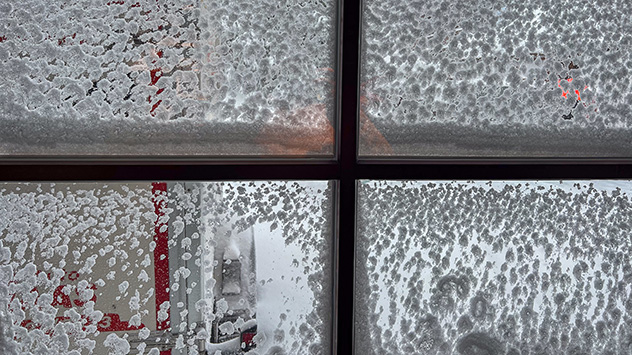 Von innen sieht man das Schneegestöber nicht mehr. 