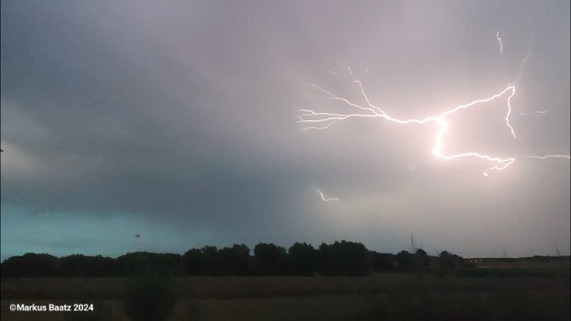 Blitze bei Wolkfsburg - © Markus Baatz via WetterMelder Deutschland Blitze zucken über den Abendhimmel unweit von Wolfsburg.