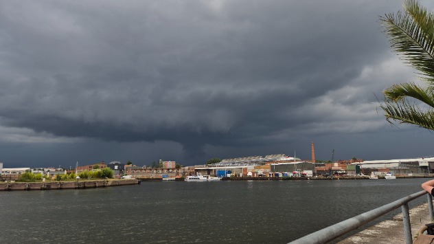 Gewitterwolken Lübeck - © Annette Sauermann Dunkle Gewitterwolken rauschen über Lübeck hinweg.