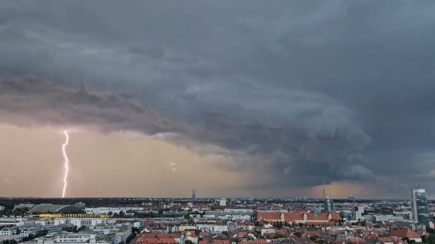 © Carolin Schwab via WetterMelder Deutschland Gewitter in München mit Blitz