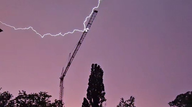 Blitzeinschlag Braunschweig - © Janina R. via WetterMelder Deutschland In Braunschweig schlägt ein Blitz in einen Kran ein.