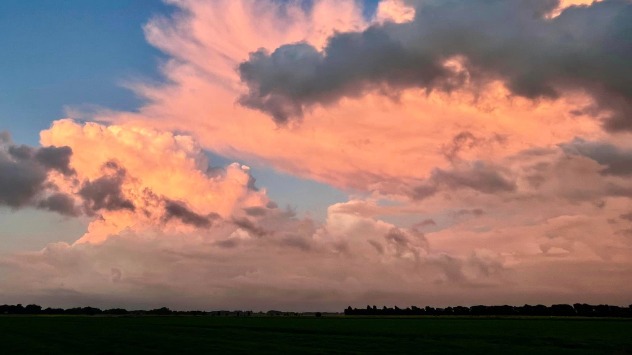 Gewitterwolken in Rosafarben - © Ursel Röben via WetterMelder Deutschland Gewitterwolken im Abendlicht