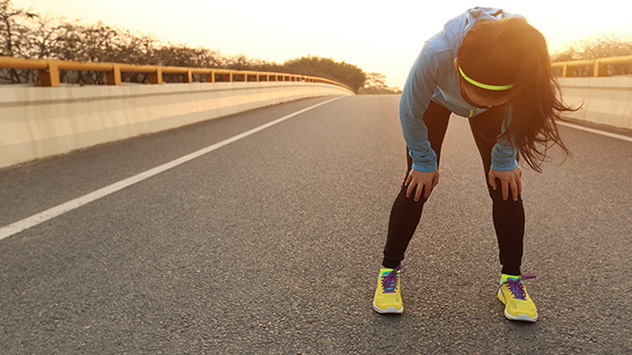 Frau erschöpft nach Rennen