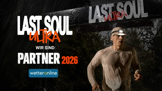 Werbegrafik zur Partnerschaft von WetterOnline mit Last Soul Ultra 2026. Rechts läuft ein durchnässter Sportler bei starkem Regen.