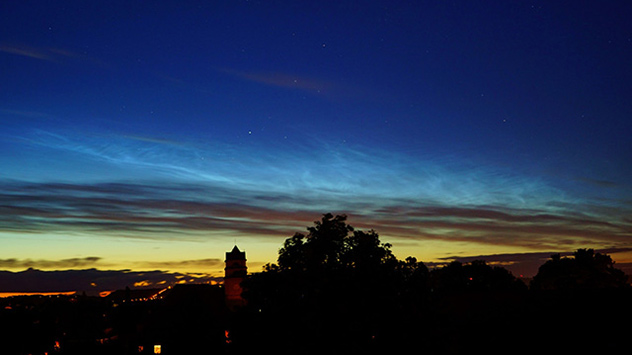 Wie jedes Jahr kann man in den hellen Sommernächten mit etwas Glück Silberschleier am Nordhimmel beobachten. 