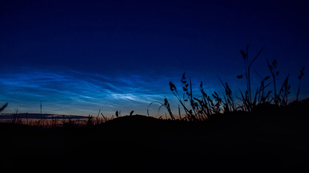 Bei passenden Wetterbedingungen sind diese Wolken noch etwa bis Ende Juli zu sehen. 