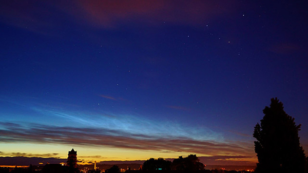 Die filigranen Silberfäden aus feinsten Eiskristallen schweben in einer Höhe von 81 bis 85 Kilometer Höhe. 