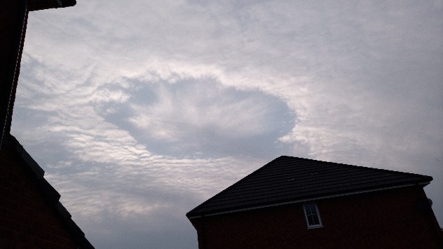 Extraño agujero en una nube.