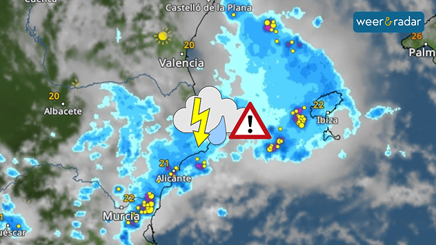De WeerRadar toont hevige onweersbuien boven het oosten van Spanje. Een onweersbui icoontje met een waarschuwingsteken staan daarbij ingetekend.
