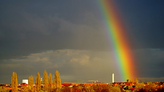 Temps instable avec un arc-en-ciel