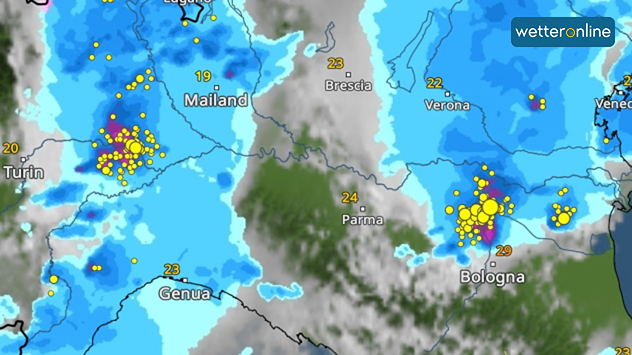 WetterRadar mit aktiven Gewittern über Norditalien. Rund um Mailand und Bologna sind viele Blitzsymbole und kräftige Niederschlagsgebiete zu sehen.