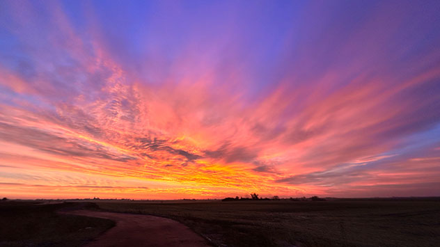 Auch unweit von Magdeburg glüht der Morgenhimmel.