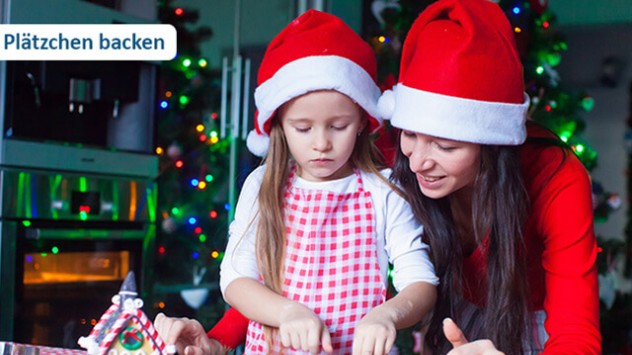 Mutter und Tochter beim Plätzchenbacken