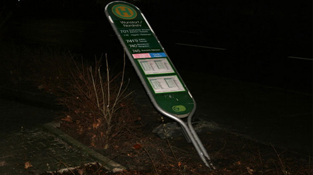 © Jan Scheruhn Ein umgeknicktes Haltestellenschild in Wunstorf bei Hannover.