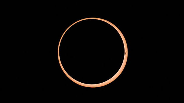 Die ringförmige Sonnenfinsternis von der Osterinsel aus gesehen.