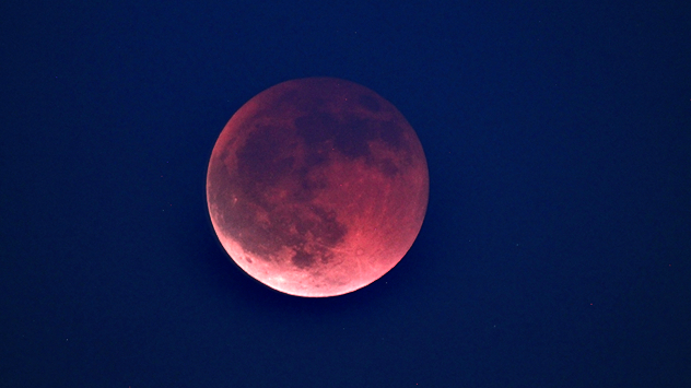 Roter Mond während einer Mondfinsternis am dunklen Nachthimmel. Der Erdschatten färbt die Mondoberfläche kupferrot.