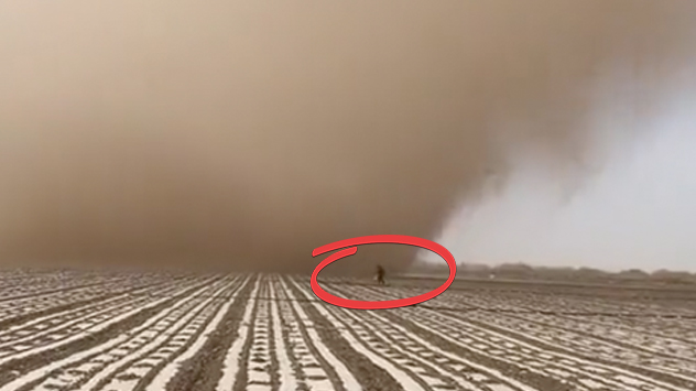 Am Nachmittag zog in Jiuquan ein Staubteufel auf, der direkt über die Menschen hinwegfegte. 