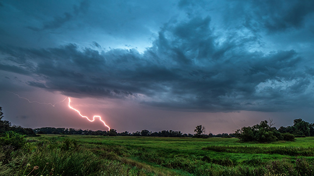 Ein greller Blitz schlägt in Nähe von Tangermünde ein.