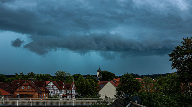 In Ebsdorf in Mittelhessen dauert es nicht mehr lange, bis das Gewitter loslegt. 