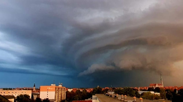 In Mühlhausen färbt sich der Himmel bedrohlich dunkel. Die Sonnenstrahlen kommen nicht mehr durch die Wolke hindurch. 