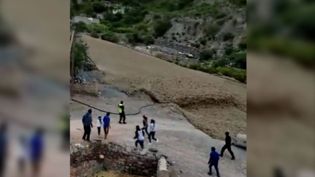 Eine Schlammlawine bahnt sich ihren Weg durch die Stadt Iruya. 