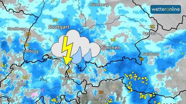 WetterRadar zeigt kräftige Regenfälle und Gewitter über Südbayern, Baden-Württemberg und dem Alpenraum. Ein großes Gewittersymbol mit Blitz und Regentropfen liegt zwischen München und Vaduz. Zahlreiche gelbe Punkte markieren Blitze.