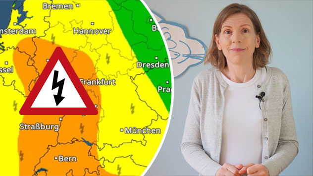 Eine Wettermoderatorin steht rechts neben einer Wetterkarte von Mitteleuropa. Auf der Karte ist ein orangefarbenes Unwettergebiet über Teilen Deutschlands markiert. Ein großes Warnschild mit Blitzsymbol weist auf Gewittergefahr hin. Gelbe und grüne Bereiche zeigen umliegende Wetterzonen.
