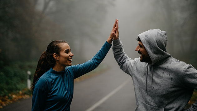 Ein Pärchen beim Sport im Herbst.