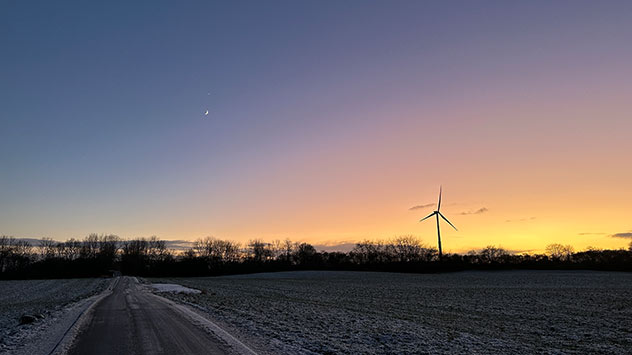 Pastellfarbender Himmel über frostigem Feld 