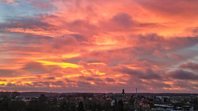Glühender Himmel im Sonnenuntergang