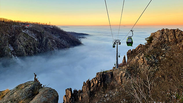 Schöne Farben zum Sonnenaufgang am Himmel über dem Nebelmeer