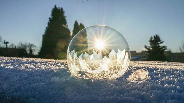Gefrorene Seifenblase im Sonnenschein