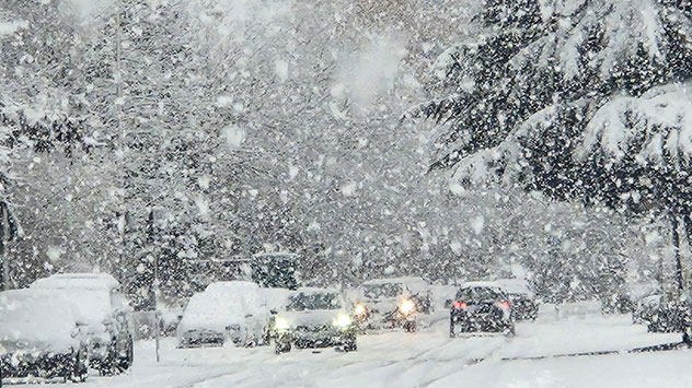 Dichter Schneefall im Straßenverkehr