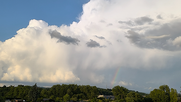 Ein Gewitterturm geht im Bereich der Mittelgebirge hoch.