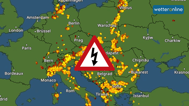 BlitzRadar zeigt viele Blitze von Norditalien bis Osteuropa.