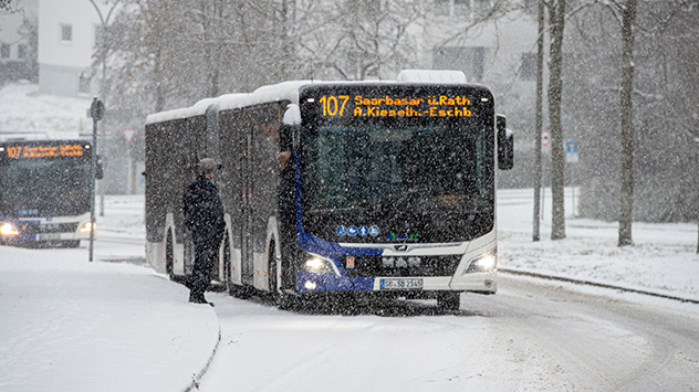 Bus fährt über schneebedeckte Straße